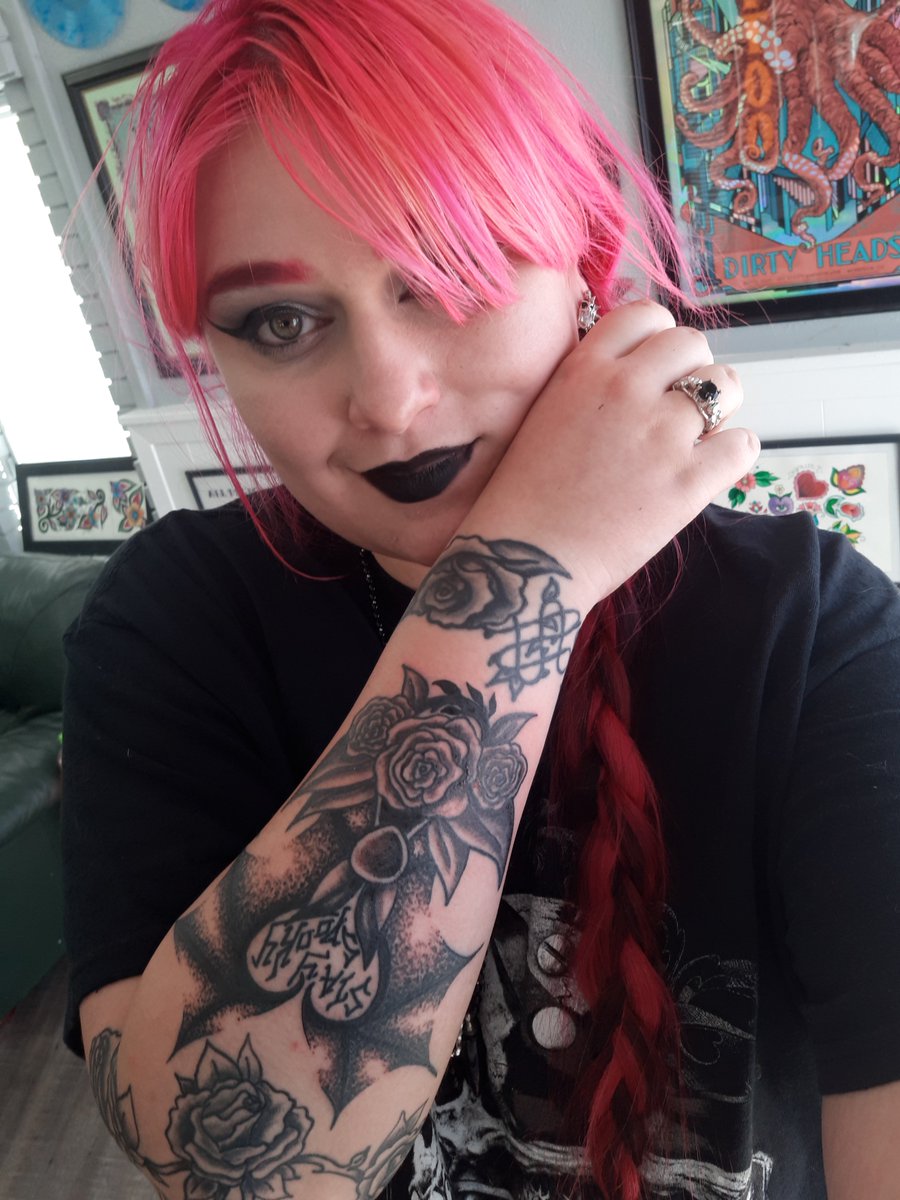 thorn_twilight's tweet photo. @JeffreeStar I wore weirdo to my tattoo appointment 🖤 https://t.co/xqRziisrnk