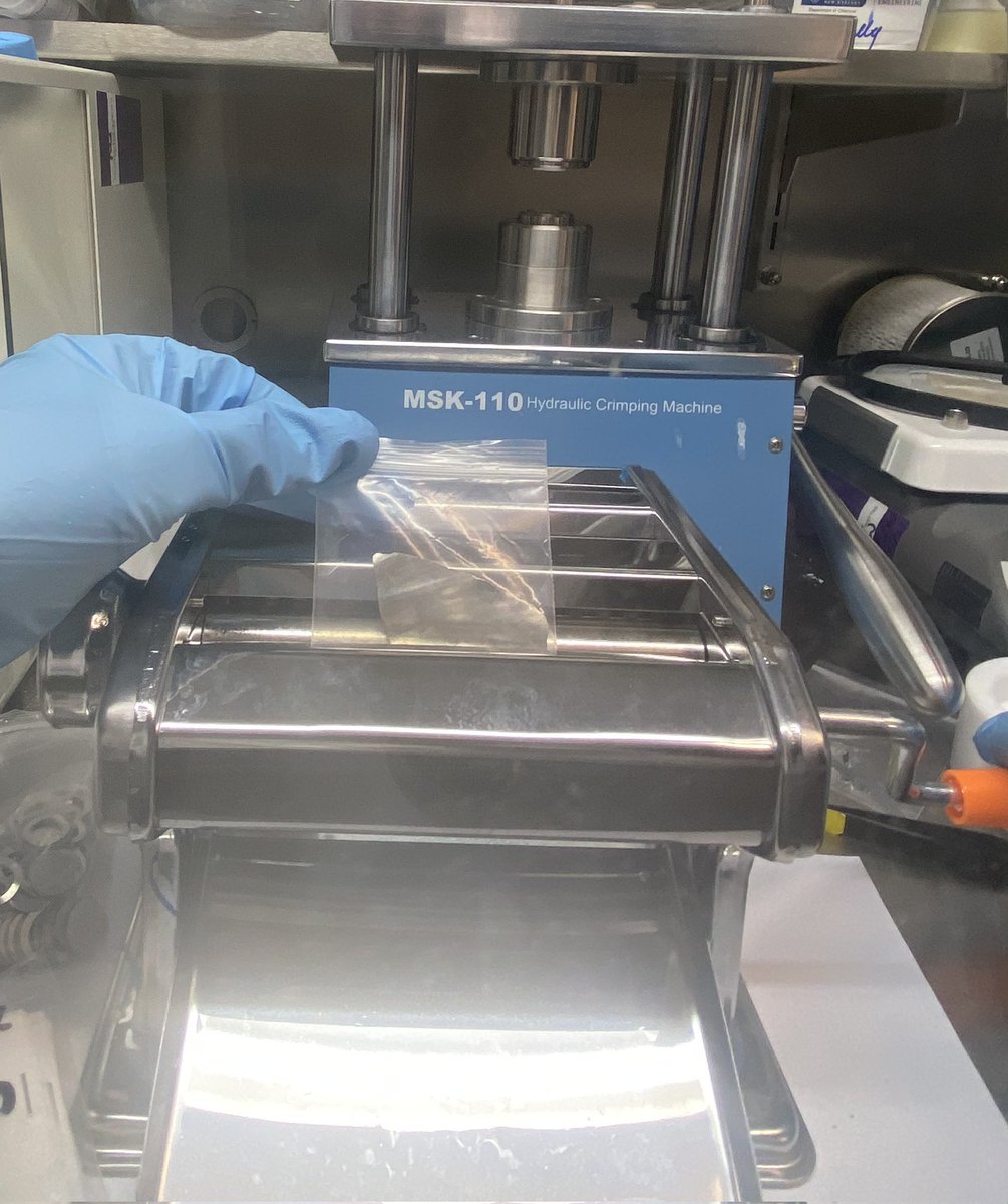 XinSong_MSE's tweet photo. How to use isotope labeling method to track the lithium ion pathway in the solid-state electrolytes(SSEs).
#solidstateelectrolyte
#UoA
Part 1. Sample preparation
Here, we use Li6 to replace the Li7 during lithium ion plating and stripping.
1. Clean the surface of bulk Li6.
2. https://t.co/KRbnDGOLuw