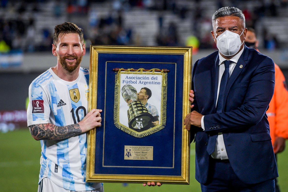 brfootball's tweet photo. Leo Messi was honored after the match by the Argentine Federation for becoming the top goalscorer in CONMEBOL history ✨ https://t.co/jyT7BCqBFu