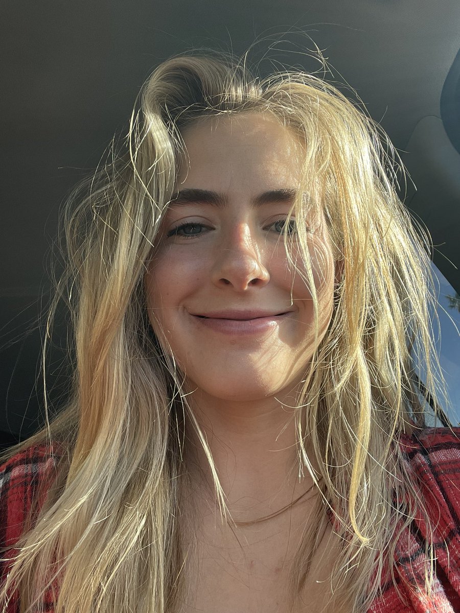 EBremmon's tweet image. Sent my friends this photo telling them I was headed to my date but drove there with my windows down (mistake #1)

But actually…the photo did not go to the group chat.

I accidentally sent it to MY DATE. 

Someone kill me.