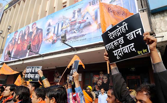 Rishi_Bharatiya's tweet photo. His films earn crores here, but he sees India as an intolerant nation.

#शाहरुख_खान_गद्दार_है https://t.co/9RHeFxxF0m
