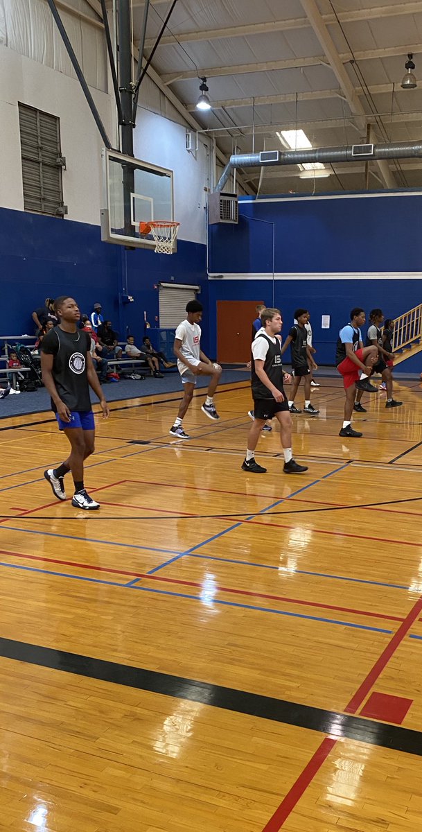 Trained2Go_T2G's tweet photo. Warmups! #IconHoops #TheSelectShowcase https://t.co/QjODeohLqX