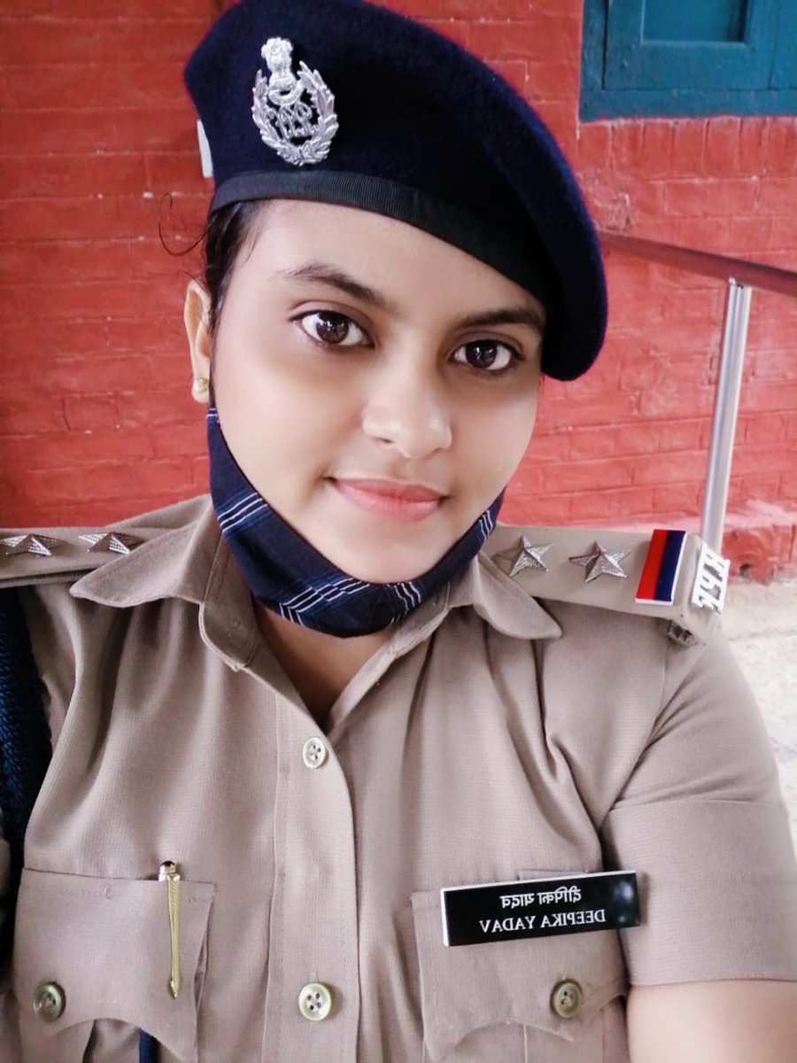 RPF_INDIA's tweet photo. सर्व मंगल मांगल्ये शिवे सर्वार्थसाधिके
शरण्ये त्र्यम्बके गौरी नारायणी नमोस्तुते।।
#नारी शक्ति को सादर नमन।
#RPF #Narishakti making a difference by reuniting families and saving lives.
#happynavratri2021 https://t.co/n9tjR9BHv9