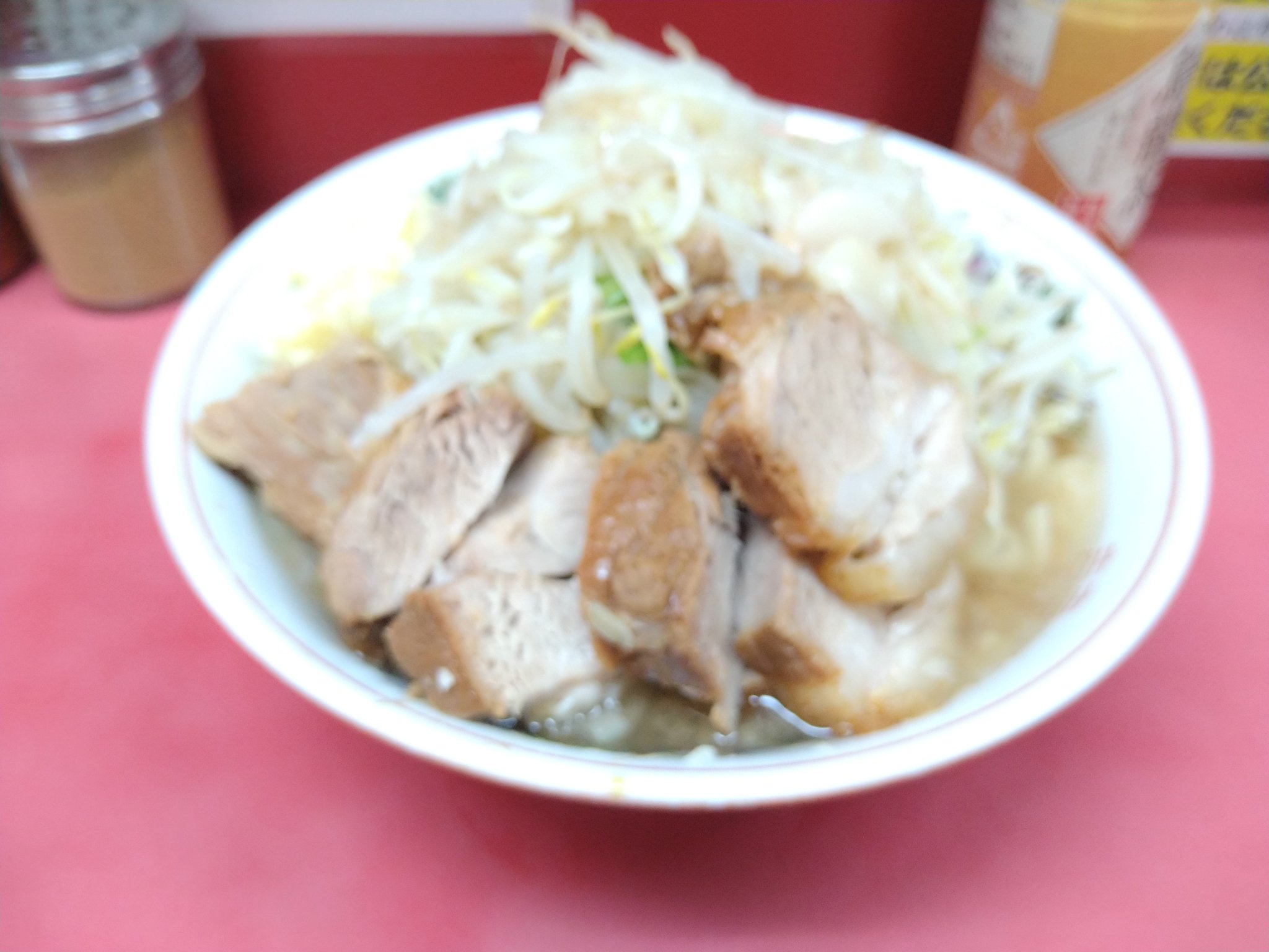 五十立つ ラーメン二郎 小岩店 大 豚増し 烏龍茶 Na 夜勤明けに訪問 時間調整せずに来たので早すぎたかな と思いつつ9時半到着 既に4名様開店待ちで第2グループ先頭 久々の小岩二郎はスープがキリっと麺はモチモチ 仕上げに麻辣ペッパーでちょこっと味