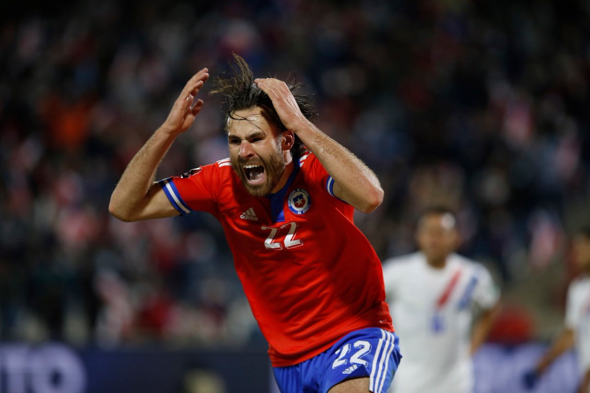LaRoja's tweet image. 🚨 La emoción cuando marcas el primer gol en Chile por tu Selección... 

Lo más grande @benbreo 👏👏😍

Supongo que ustedes también celebran, no @Rovers ❓