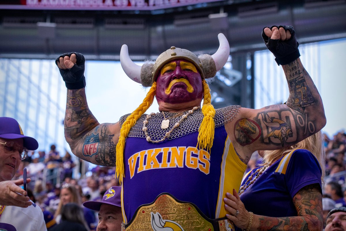 NBCSports's tweet photo. .@NFL fans showed up in their Sunday best today 🏈 https://t.co/LP0FJD529w