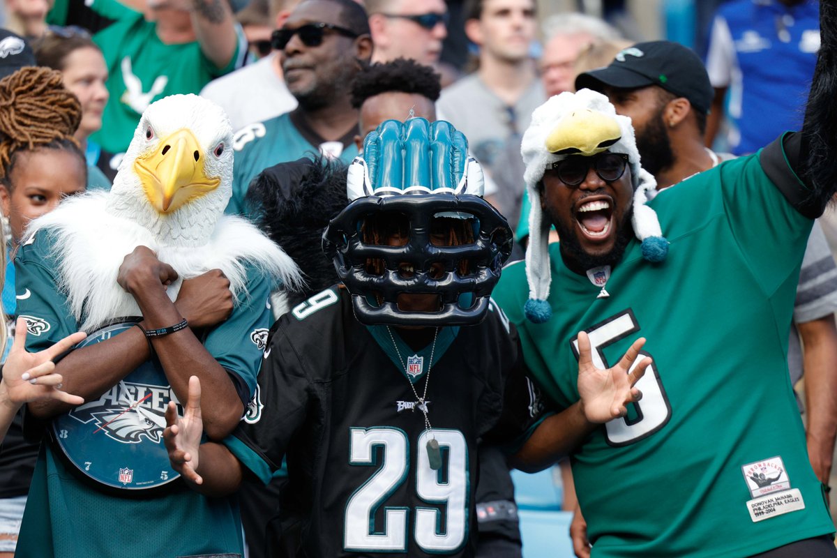 NBCSports's tweet photo. .@NFL fans showed up in their Sunday best today 🏈 https://t.co/LP0FJD529w