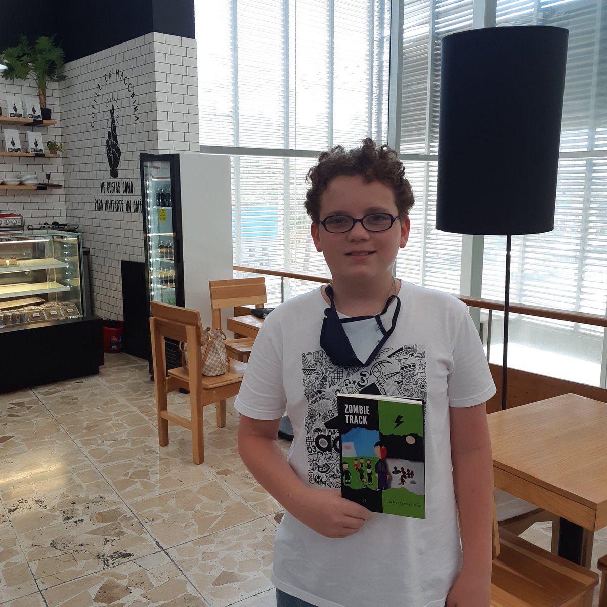 atrapadoesp's tweet photo. ¡Muchas gracias a todos los que adoptaron y donaron libros! Llegamos a los 924 libros Adoptados. 😍🥳

Gracias Lorenzo D.L.G por donarnos "Zombie Track" su primera novela publicada. Apoyemos el talento joven. 🤩 Más info durante la semana.😄
@LibreriasGandhi 
#CoffeeExMacchina https://t.co/k87lXS44ec