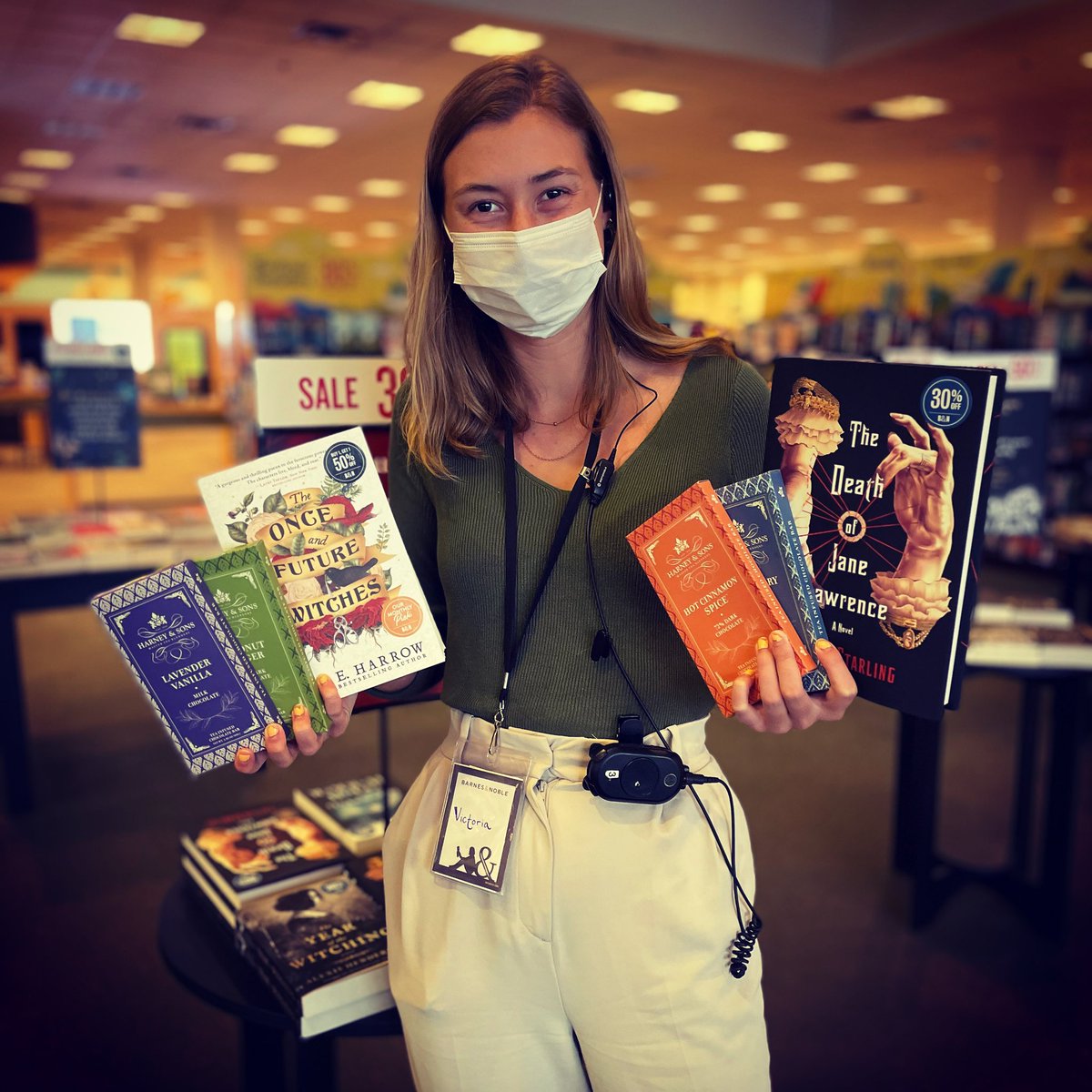 bnmiramesa's tweet photo. Pair a brand new book with a delicious tea-infused chocolate bar from @HarneyTea!
#barnesandnoble #bnmiramesa #bncafe #tea #bncafeapp #142bn #teatime #instafood #booksandcoffee #harneyandsonschocolate #harneyandsonstea #teainfused #chocolate #booksbooksbooks #giftsforreaders https://t.co/NtlVkWUrrs
