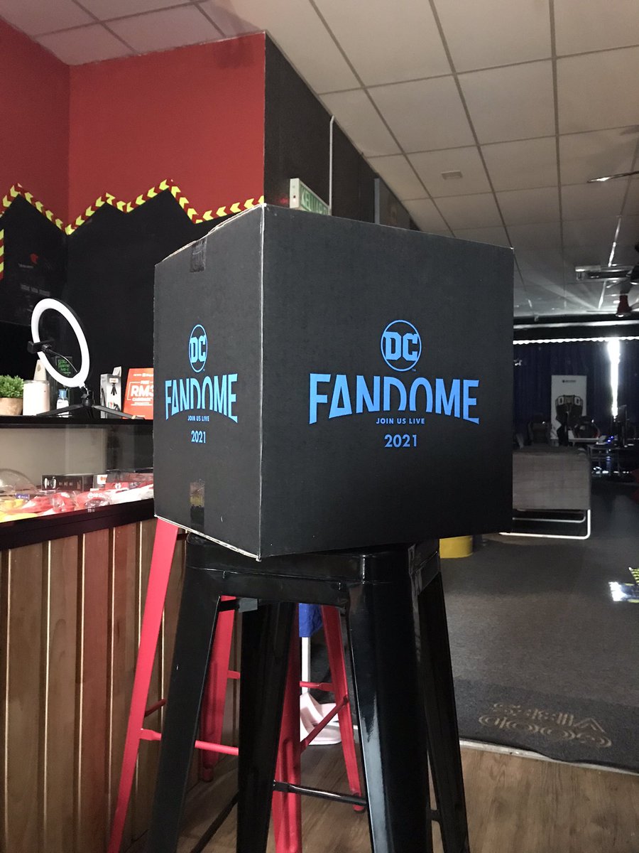 zhafvlog's tweet photo. Uwuuuuuuu π
Fresh from Burbank, California
Nak tahu apa isi kotak #DCFanDome ni? Nantikan video unboxing di https://t.co/esaX6Otdhv!
#AstroMalaysia #DCAsiaOfficial #OnDemand #Ultrabox #AstroGO #HBOGO #ZhafVlog #DCFandome #DC https://t.co/MdNndOCvzm
