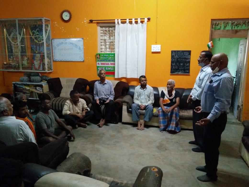 AshramBlr's tweet photo. On #58thSelfRealizationDay / #Corona -2021
routinely used items were distributed by @AshramBlr Trust.
07.10.21: Medicine, food cooked at #Ashram and other useful daily required items were provided to needy people at the old age home (Shri Sadguru Sai Charitable trust) Kanakpura. https://t.co/qsci9VEq1t