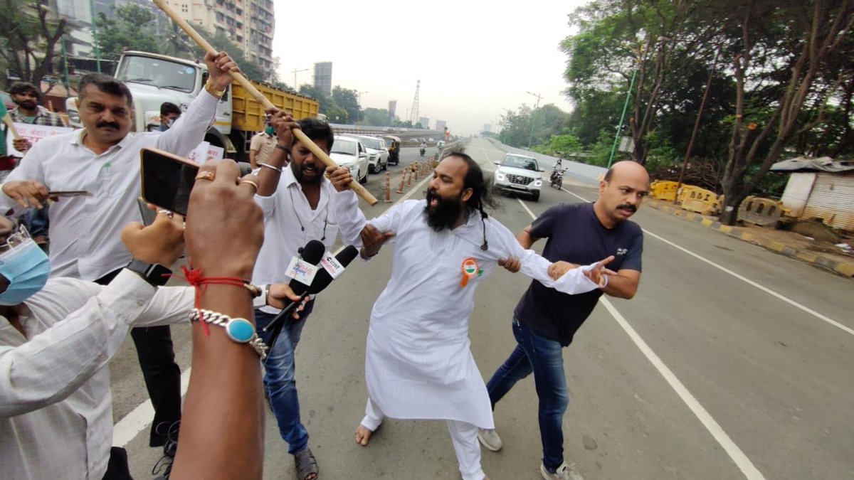 TOIMumbai's tweet photo. #MaharashtraBandh: Rasta Roko attempt made by Balasaheb Bhonsale, chief of Jai Hind party, on Eastern Express Highway in #Thane.

Latest Updates: https://t.co/tKygSfTjxY https://t.co/gozy5slDRt