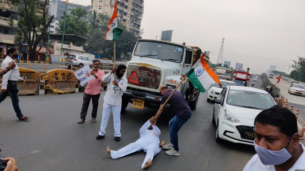 TOIMumbai's tweet photo. #MaharashtraBandh: Rasta Roko attempt made by Balasaheb Bhonsale, chief of Jai Hind party, on Eastern Express Highway in #Thane.

Latest Updates: https://t.co/tKygSfTjxY https://t.co/gozy5slDRt