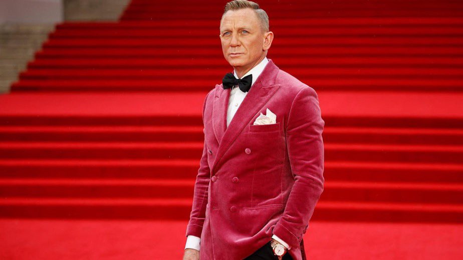 HandoftheLaw's tweet photo. “Any thug can kill. I want you to take your ego out of the equation.” Love this pink and the velvet is delicious but have to call out that in all the photos I’ve seen the sleeves appear to be way too short and the jacket a tad too tight. #007 #thelawsofstyle https://t.co/qmNP1AleDD