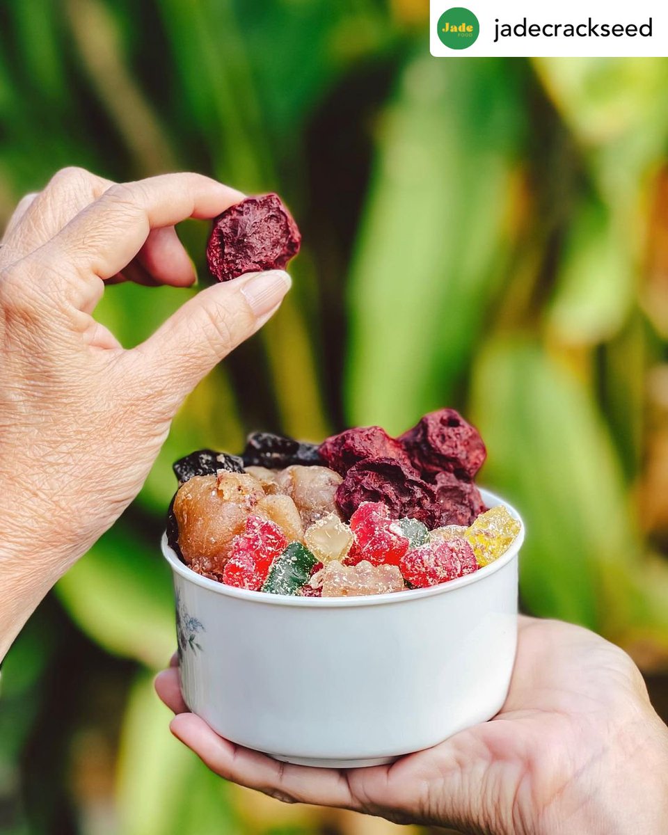 HawaiiShops's tweet image. My mouth is watering! 🤤#repost @jadecrackseed: Sometimes it’s more fun (and delicious) to customize your own snack blend! Here’s today’s pau hana bowl filled with our new rock salt lemon, sweet sour crackseed and lemon peel gummies! Pucker up! 😚
