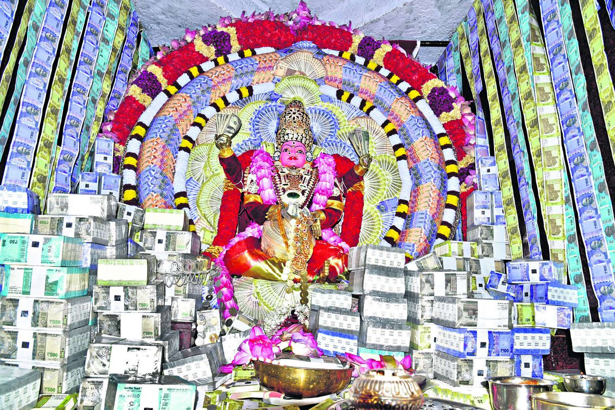 HiHyderabad's tweet photo. #Navaratri 
The presiding deity of Vasavi Kanyaka Parameshwari temple adorned with currency notes worth Rs 4,44,44,444 in @Mahabubnagar_TS on Sunday.

📸: @TelanganaToday https://t.co/qc3ryNIGUj