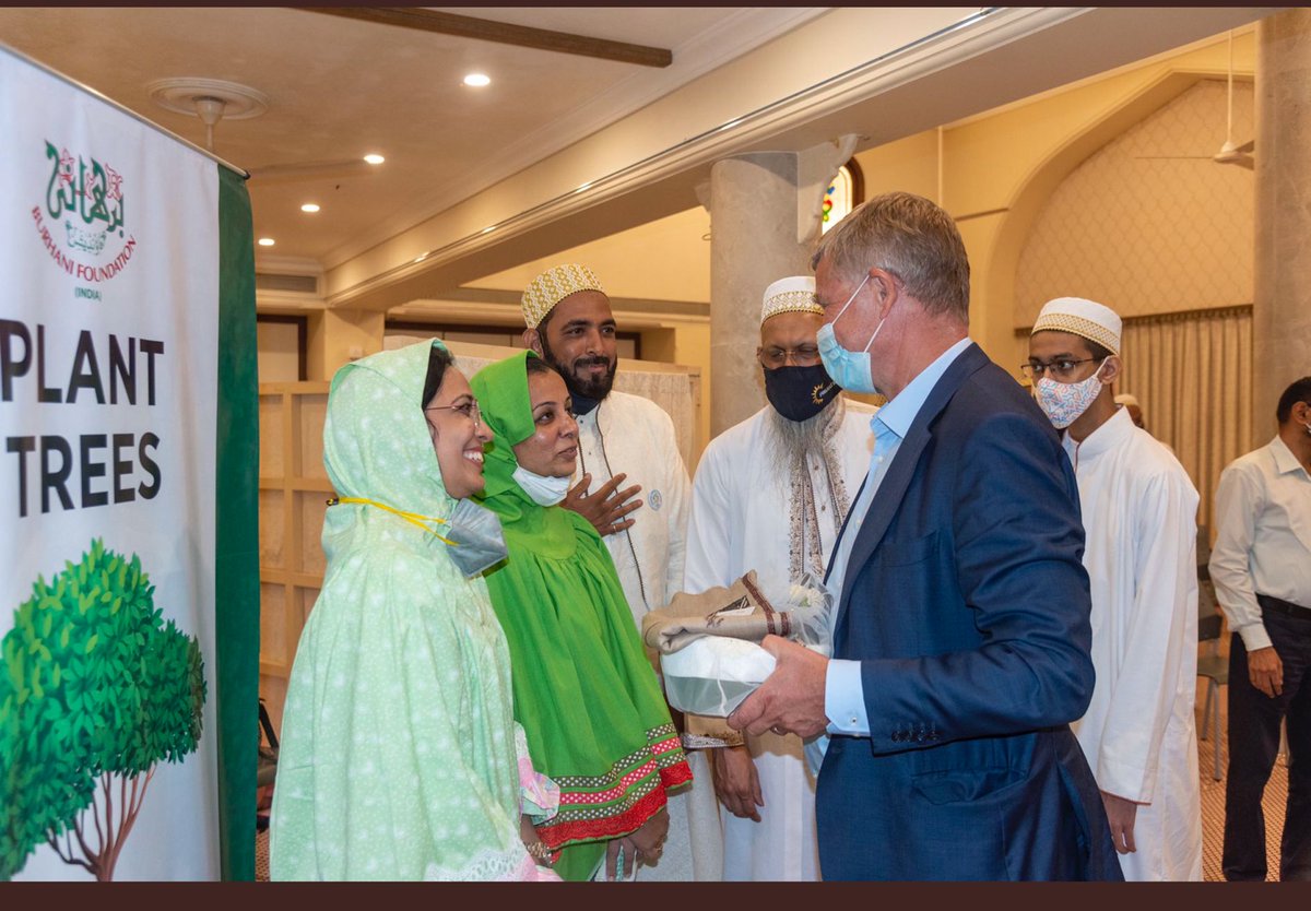 ErikSolheim's tweet photo. I am truly impressed by @Dawoodi_Bohras an Indian 🇮🇳 Islamic community. The community has shown unprecedented perseverance and dedication to Turning the Tide against Plastic Pollution. 101 weeks they have been cleaning the beaches and rivers of Mumbai and Surat. Bravo! https://t.co/Tx3CAiwG9s