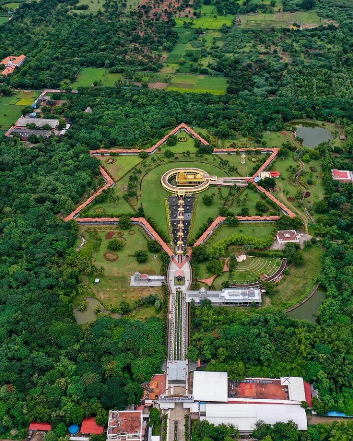 desi_thug1's tweet image. Sri Chakra shaped sripuram golden mandir spreaded over 100 acres of land is dedicated to Sri Lakshmi Narayani devi ! whole mandir is covered by 1500 Kg of pure 24 carot gold plates