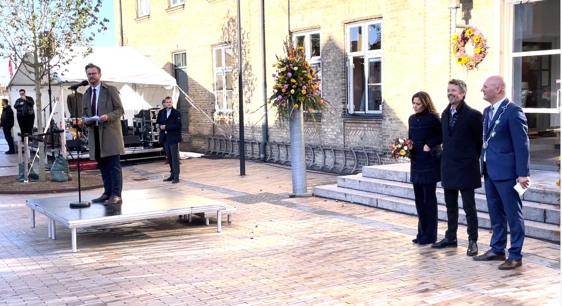 BennyEngelbrech's tweet photo. Med 1 års forsinkelse kunne vi i dag fejre stationsbyen Haslevs 150 års jubilæum, med taler, musik og deltagelse af H.K.H. Kronprins Frederik og H.K.H. Kronprinsesse Mary. Tillykke Haslev 🇩🇰🚂 #dkpol #dktrp #Haslev https://t.co/PWk72tULZ7