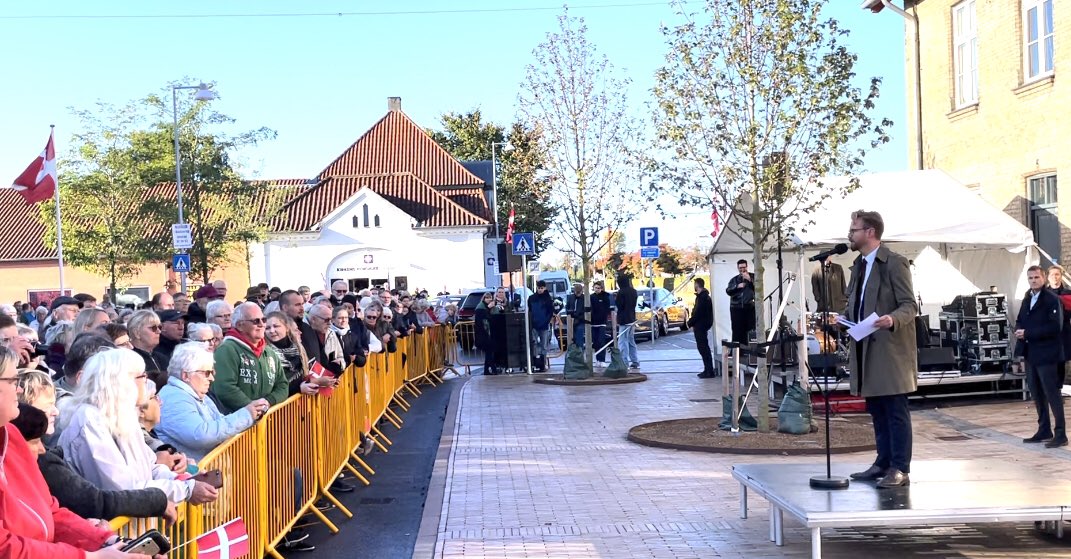 BennyEngelbrech's tweet photo. Med 1 års forsinkelse kunne vi i dag fejre stationsbyen Haslevs 150 års jubilæum, med taler, musik og deltagelse af H.K.H. Kronprins Frederik og H.K.H. Kronprinsesse Mary. Tillykke Haslev 🇩🇰🚂 #dkpol #dktrp #Haslev https://t.co/PWk72tULZ7