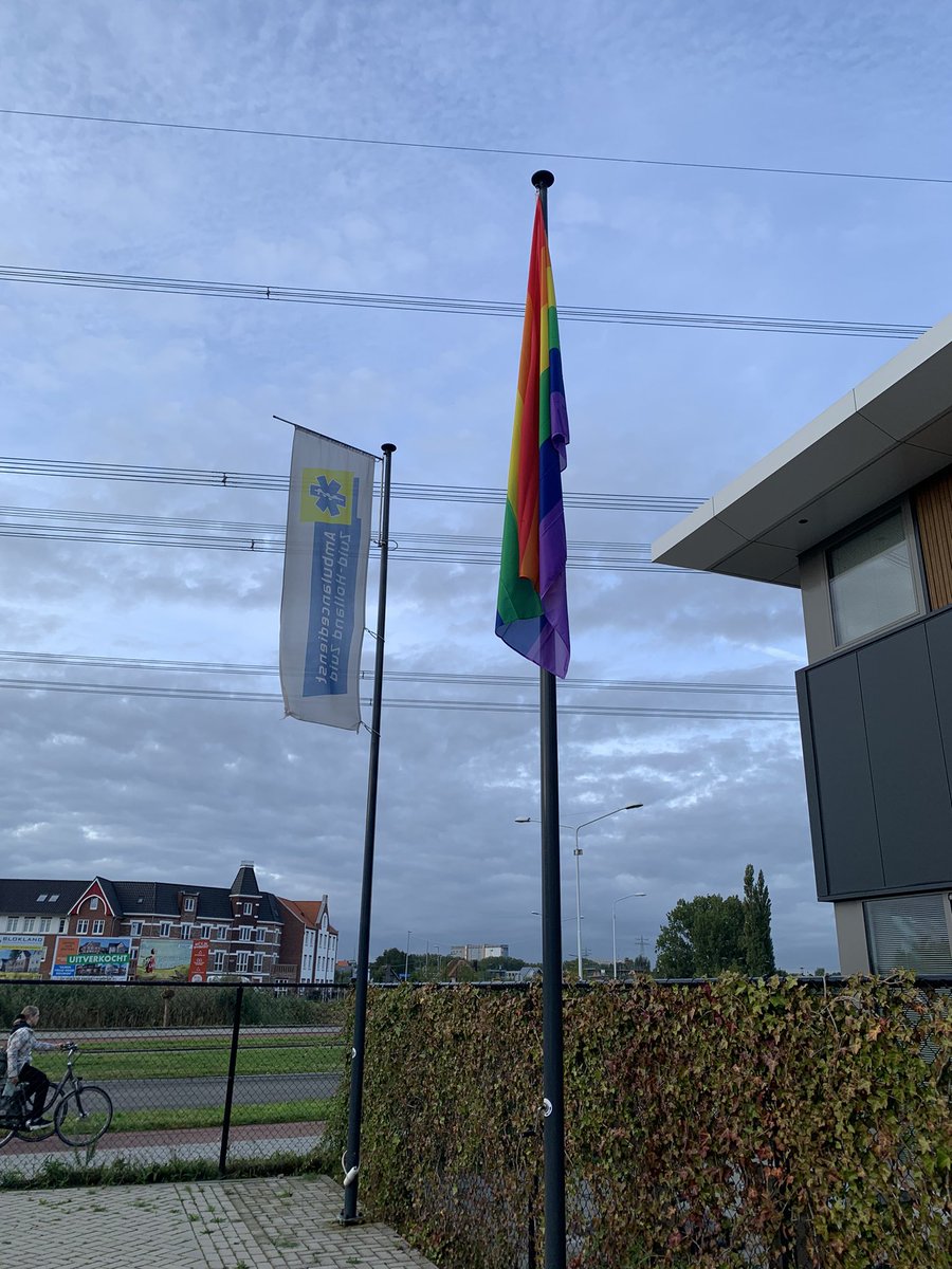 Vandaag met trots en in volle overtuiging de regenboogvlag gehesen voor het hoofdkantoor van onze ambulancedienst. Wij staan voor inclusiviteit waarbij sexuele voorkeur niemand wat aan gaat. Iedereen is welkom en mag er zijn.  En zo is het bedoeld.