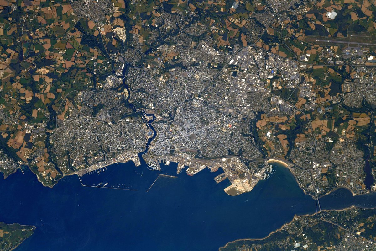 Quand l’ISS survole la France, elle arrive soit par le sud-ouest soit par le nord-ouest. Dans le 2nd cas, la Bretagne est la première terre 🇫🇷 en vue après l’océan Atlantique. Petite collection de photos bretonnes ✌️ flic.kr/p/2mzDuoc #MissionAlpha