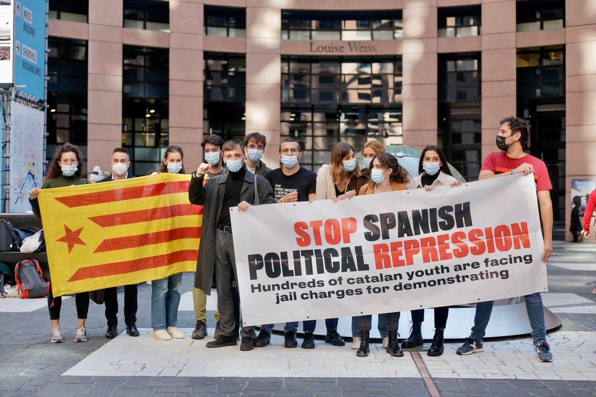 Aquests dies hem acompanyat <a href="/marcelabsolucio/">Marcel Absolució</a> a l'European Youth Event #eye2021al <a href="/PEStrasbourg/">Parlement européen</a> per denunciar la repressió contra joves independentistes. Perquè no pot haver-hi normalitat mentre hi hagi centenars de repressaliats i causes obertes.