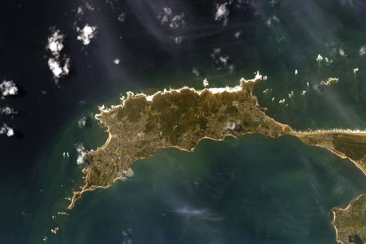 Thom_astro's tweet photo. 🇫🇷🥖 We always fly over France from the West and depending on the orbit it can be the south-west, in which case we fly over Spain first, or the north-west when Brittany is the first view of France. A collection of Breton pics. https://t.co/QDR8AuPEz2 #MissionAlpha https://t.co/vmgrpXHzeY
