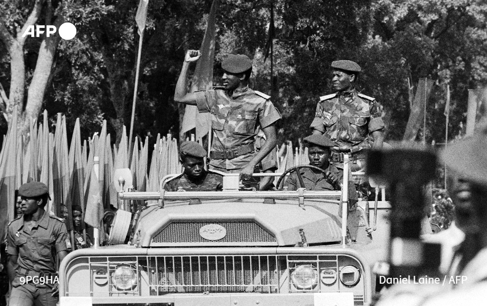 afpfr's tweet photo. Il voulait "décoloniser les mentalités" et est devenu une icône en Afrique, mais Thomas Sankara n'a pu réaliser son rêve. 

Le jeune président du Burkina Faso est assassiné en 1987, 4 ans après le coup d'Etat qui l'avait porté au pouvoir @ArmelOscar https://t.co/moqVNB0z6Z #AFP https://t.co/6sdcGp9QRC