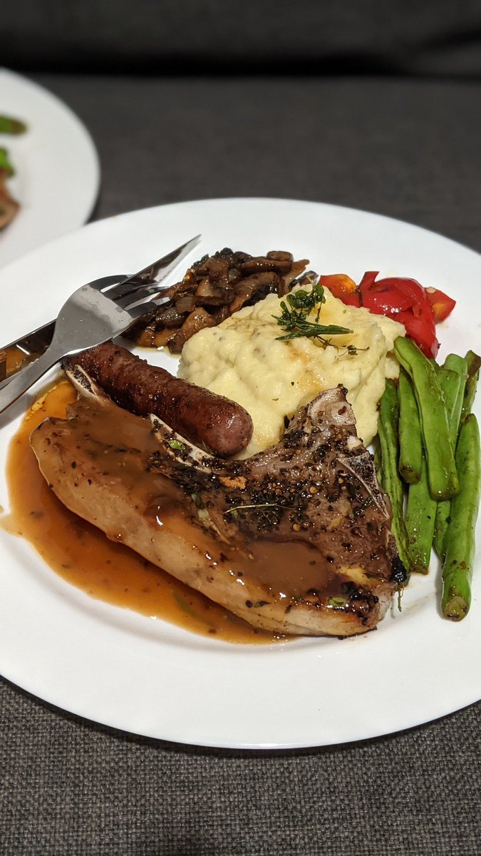 Belum lagi aku juga jago beberes rumah, bikin rumah rapi &amp; wangi, terus dibanggain sama mertua karena pinter masak pula, bener-bener deh aku tuh padahal karir banget anaknya. Kok bisa yah ada wanita kayak aku gini…