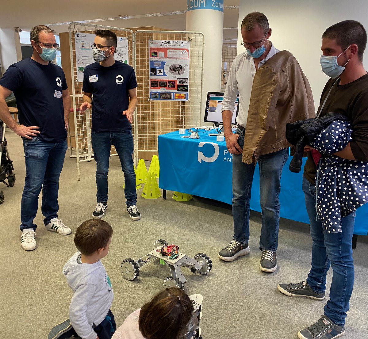 Polytech_Angers's tweet photo. Les membres de #PolytechAngers étudiants et enseignants ont été ravis de faire découvrir leurs univers scientifiques aux visiteurs de la
#Fêtedelascience2021 à la @BUAngers @UnivAngers
#mécatronique, #expériencealimentaire  #expériencevirtuelle https://t.co/85LUqZvht5