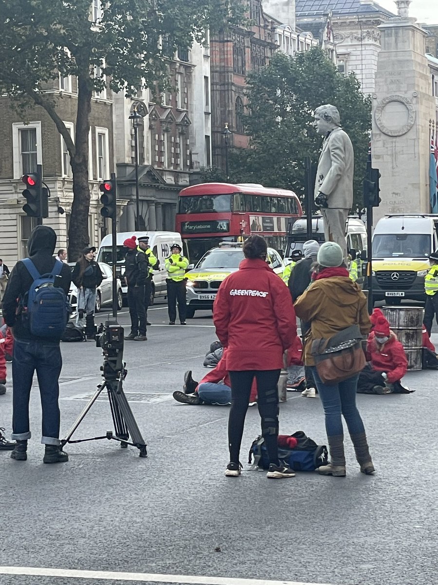 ebenowenn's tweet photo. Looks like @GreenpeaceUK have taken over @10DowningStreet , I suppose unlucky that our dear leader is away on another holiday. #incompetentleader #protest #london #kickingoff #greenpeace https://t.co/dfJUJuOQ3J