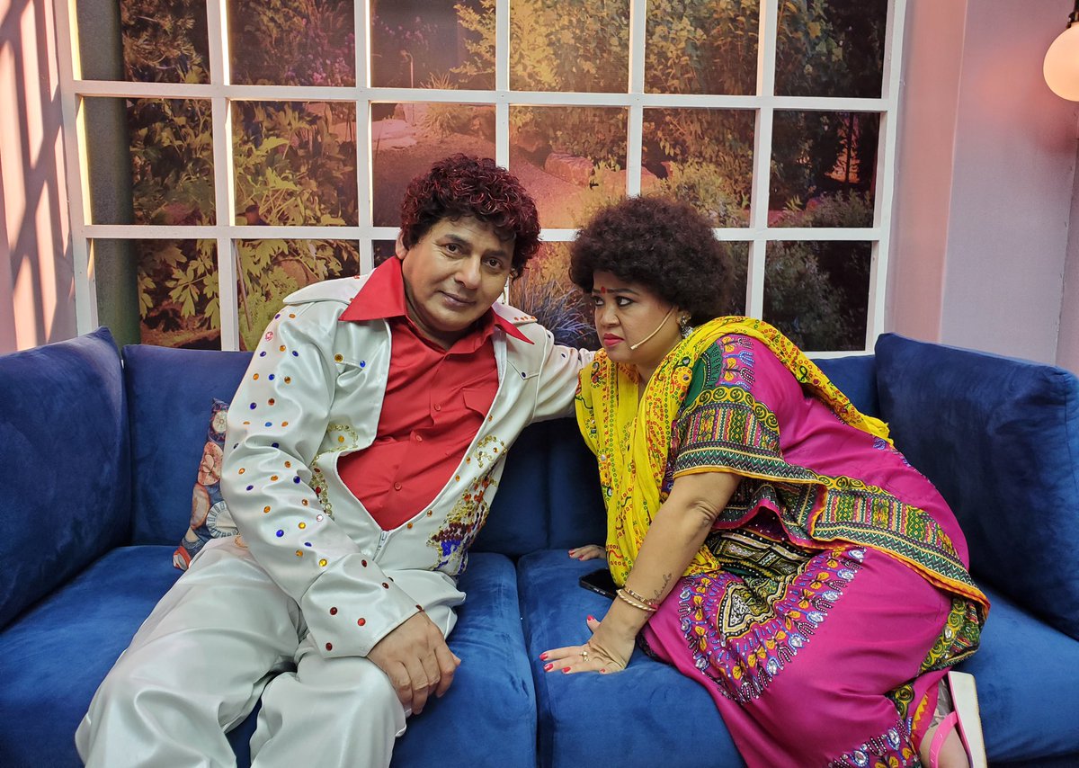 Ab is picture ko kya caption du?? Aap log help karo zara😶 . . . . . #Sudeshlehri #Bhartisingh #thekapilsharmashow #tkss #behindthescene #indiancomedians #punjabicomedians