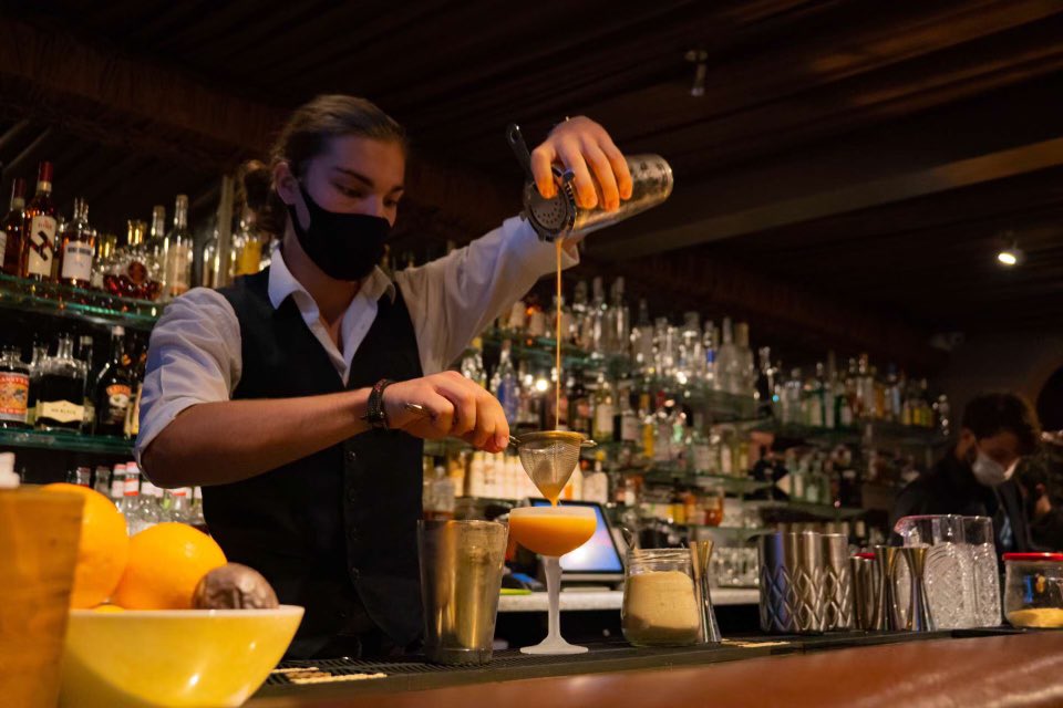MarcusDeaves's tweet photo. A chip off the ‘olde blocke’. Can’t believe how elegant this chap is behind the stick. Even when he’s making P*** Star Martinis 🤪#likefatherlikeson #bartender #bartenderlife #dedication #cocktailcoaching #cocktails #cocktailcraft #cambridge https://t.co/KwpPe7NeVs