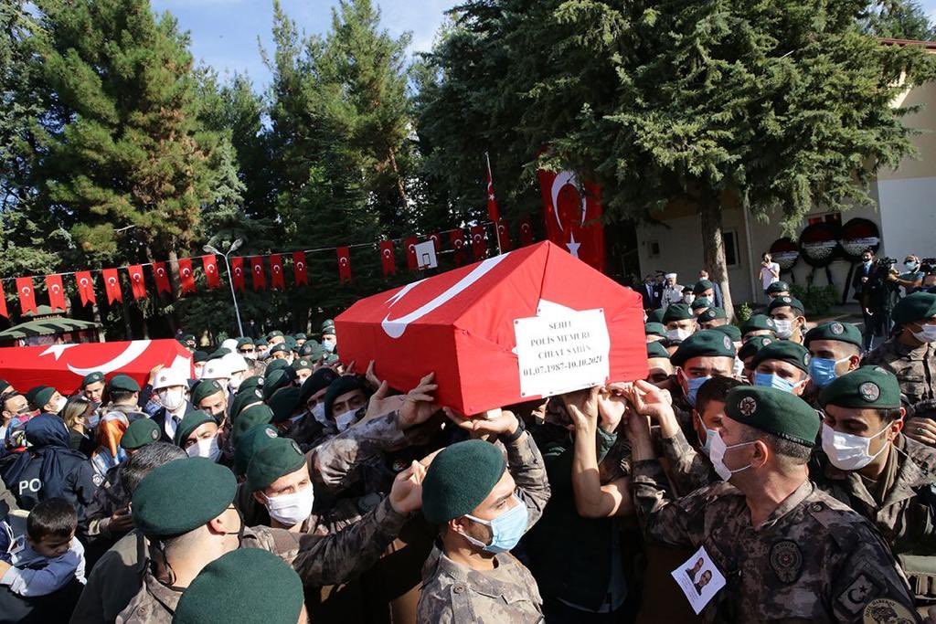 EmniyetGM's tweet photo. Vatan için yaşayıp, vatan için can verenler…

🇹🇷🇹🇷🇹🇷

Şehit Özel Harekat Polislerimiz son yolculuğuna uğurlanıyor

#pöh https://t.co/7fvMULdgXu