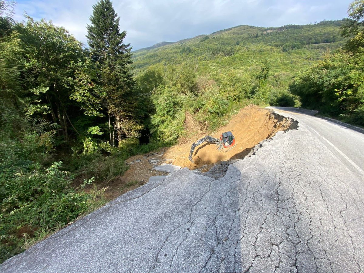 RegLiguria's tweet photo. ✅ Avviati i lavori di ripristino della #SP38 a #Mallare per la ricostruzione della sede stradale franata a causa delle abbondanti piogge di lunedì scorso in #Liguria https://t.co/ftZlR1WdaN