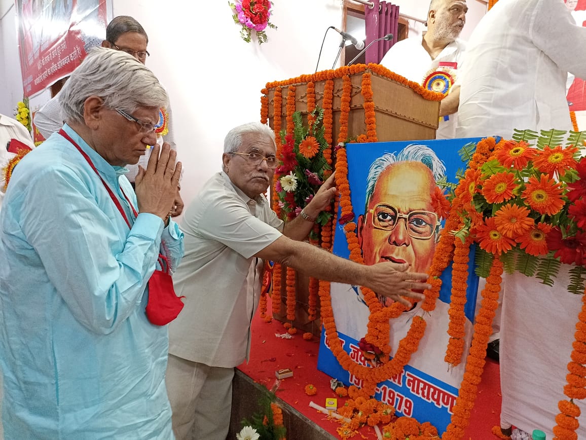 आल इंडिया रेलवमेंस फेडरेशन की वर्किंग कमिटी की बैठक पटना सामुदायिक भवन में दिनांक 11 अक्टूबर  को लोकनायक जयप्रकाश नारायण की जन्मदिवस पर प्रारंभ हुई. इस बैठक में लोकनायक के चित्र पर माल्यार्पण करते महामंत्री शिवगोपाल मिश्रा !
<a href="/RailMinIndia/">Ministry of Railways</a>