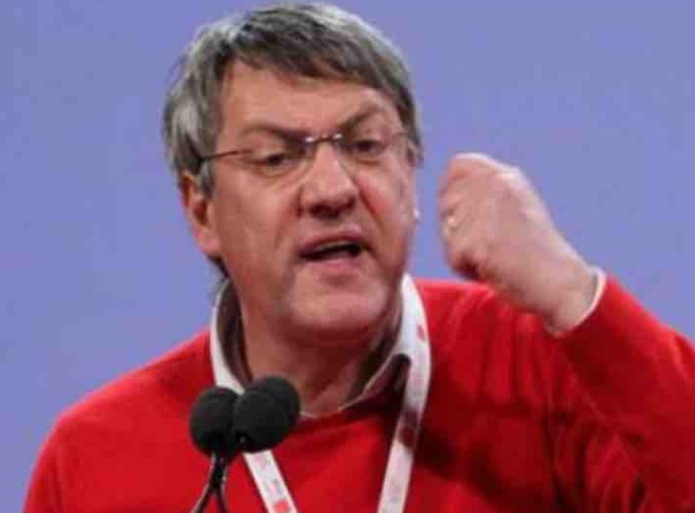 PGrezzo's tweet photo. Caro Landini hai sempre vissuto di comizi invece che di lavoro.
Adesso ti permetti di dire agli altri di aver violato la Costituzione, mentre hai appoggiato un Governo che la Costituzione l'ha violentata introducendo il greenpass ai lavoratori...
#novax #nogreenpass #nosindacati https://t.co/PCxJeUfj0k