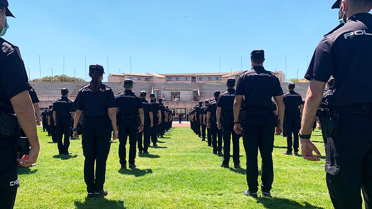 policia's tweet photo. Nuestro compromiso con tu #seguridad requiere de la mejor formación 📝🏋️‍♀️ para nuestros agentes

Os deseamos un #FelizLunes desde la Escuela Nacional de Policía en #Ávila https://t.co/mRcgOB6Yee
