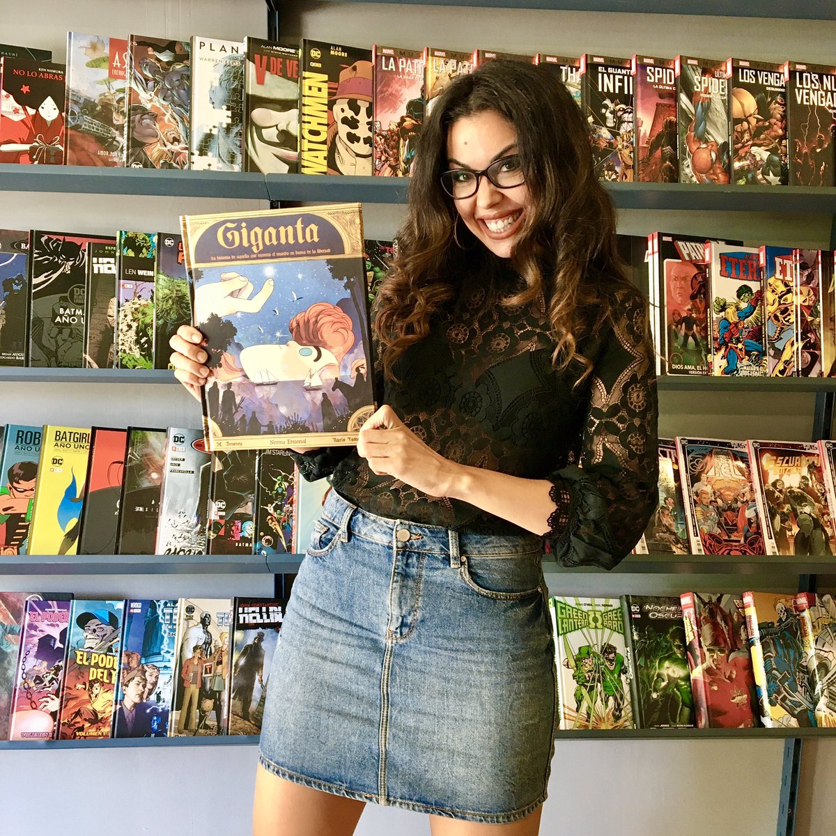 banana_comics's tweet photo. Lunes! Avanti con la semana y #lalibrerarecomienda GIGANTA. La historia de una niña gigante huérfana que debe encontrar su camino y su lugar en el mundo. Una fábula de toda la vida adaptada a nuestro tiempo @NormaEditorial 
#bananacomics
#elbarbasylalunares
#triana
#giganta https://t.co/M5oBLxAMpY
