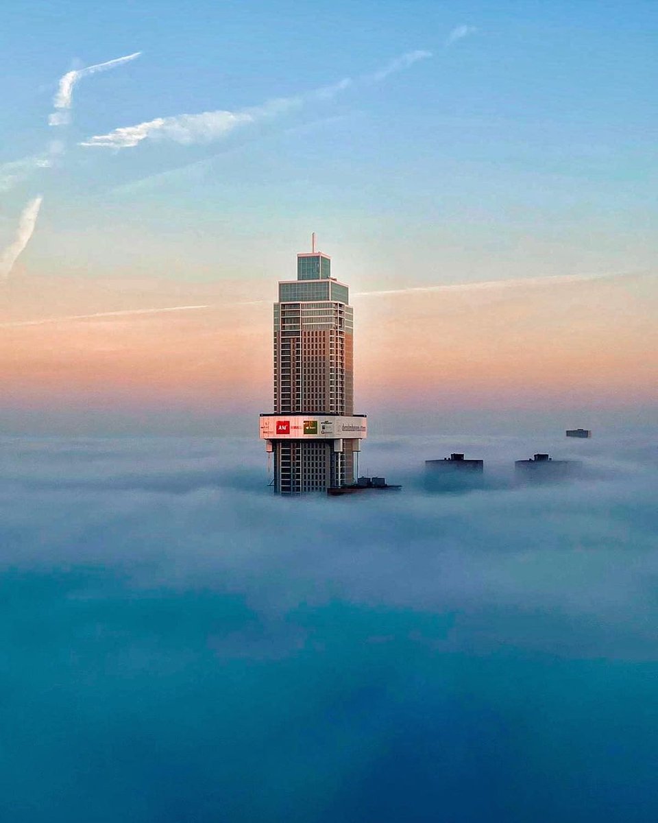 Up in the clouds 😍 #dezalmhaven

Met dank aan 📸Sophie Sonneveld

#rotterdamcity #skyscraper #wolkenkrabber #toren 
#dezalmhaven #rotterdam #mist #wolken #werkenbijbam #royalbamgroup #werkenbij