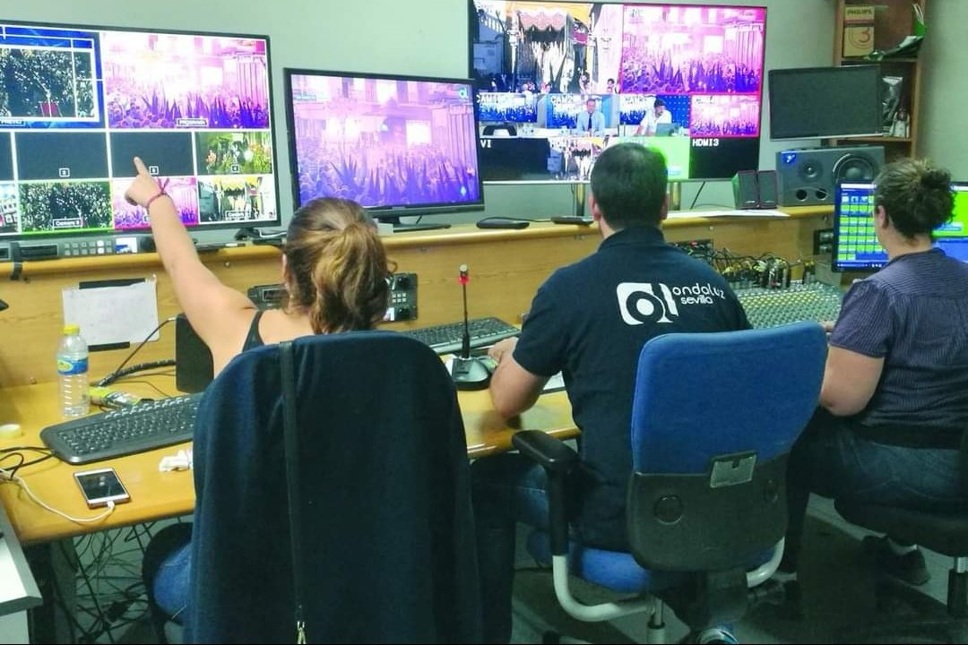 Hoy toca despedida de mi casa, de <a href="/7TVSevilla/">7TV Sevilla</a> (anterior 0ndaluz), de la tele q hace 7 años arrancamos con muchísima ilusión y q ha crecido y crecido. Me llevo amigos personales y muchos muchos ratos buenos y otros.. q también han servido para crecer. Grandes vivencias sin duda.