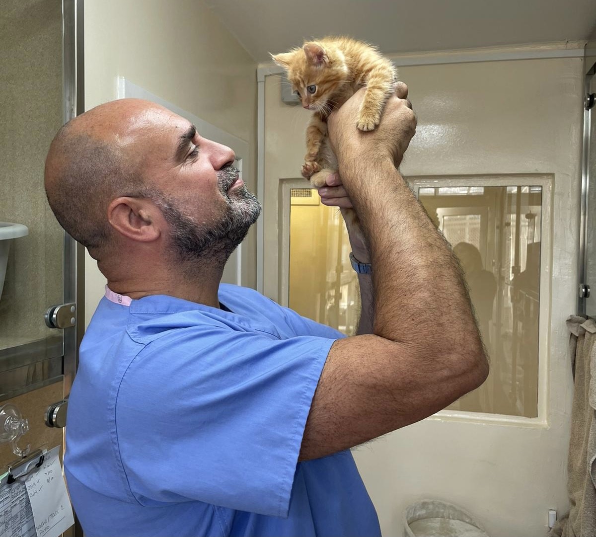 marcthevet's tweet image. Fab few days at amazing @EdinDogCatHome helping launch their excellent #PackInPetPovery campaign, spoke at a few events, book signing, met budding vet Sofia &amp;amp; got locked in kennel to raise funds for the animals. Thanks everyone for donating: justgiving.com/fundraising/ma… #InTheDogHouse