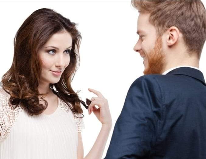 Понравится и подойдет вам. Понравится и подойдет вам. Поправляет волосы. Влюблённая девушка поведение. Девушка что-то объясняет.