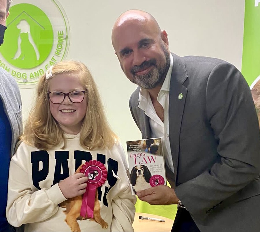 marcthevet's tweet image. Fab few days at amazing @EdinDogCatHome helping launch their excellent #PackInPetPovery campaign, spoke at a few events, book signing, met budding vet Sofia &amp;amp; got locked in kennel to raise funds for the animals. Thanks everyone for donating: justgiving.com/fundraising/ma… #InTheDogHouse