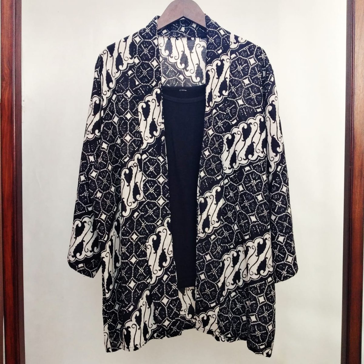 rade_efp's tweet photo. Stok terakhir #outerbatik tinggal 2 motif ini aja. 

Berbahan paris yang ringan dan adem ringan, bisa muat sampai XXL (LD 120cm, ukuran yang lebih kecil juga bisa pakai), 175k. 

Silahken japri WA https://t.co/KTKBg8bJcN untuk pertanyaan/pemesanan.

#batik #batikcap #bajubatik https://t.co/36xmrjikau