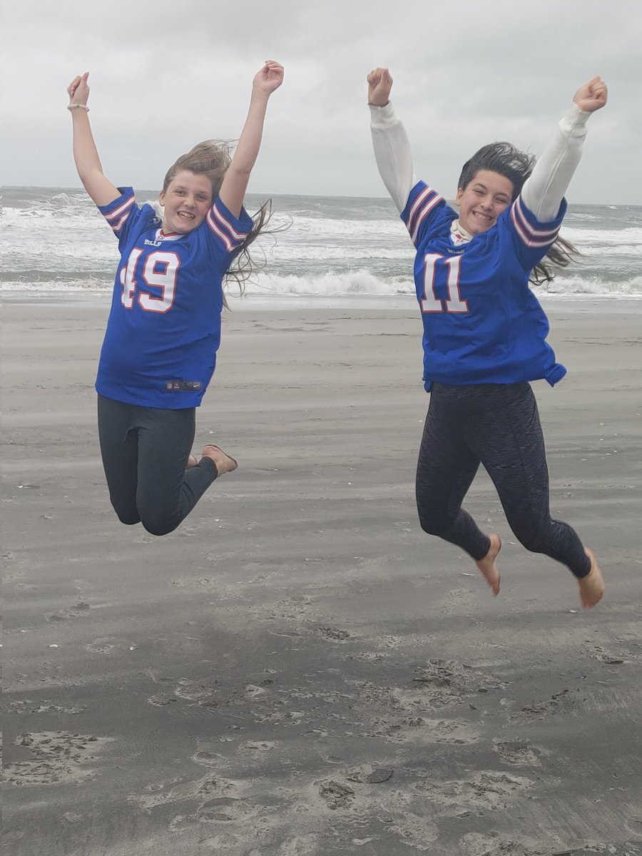 robnic725's tweet photo. so proud of @JoshAllenQB and my @BuffaloBills
#alwaysmyteam
#buffaloproud
@dawson_knox
@stefondiggs https://t.co/D7qw5jUYct