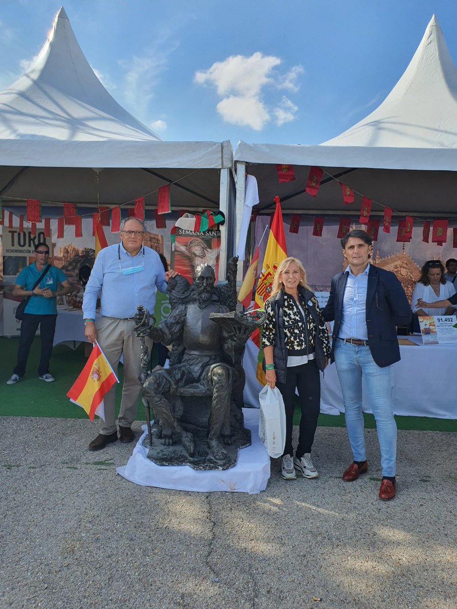 Isabel_P_Martin's tweet photo. 🥰Homenaje a la genial creación del #mancodeLepanto , en #VIVA21 , con los diputados de @VOXSegovia y @vox_za , @Mazureque y @rodrijr111
#AgendaEspaña 💚🇪🇦
@VOXValladolid https://t.co/oGX7xwb8Zj