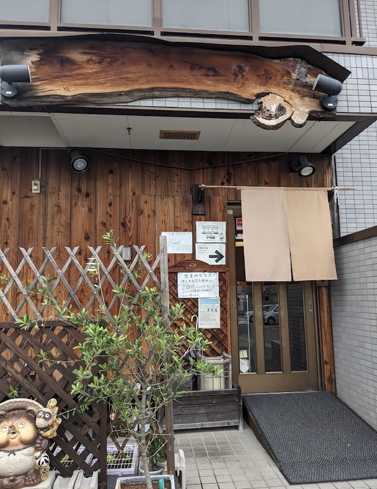 AKB_ouenHyogo2's tweet photo. 蕎麦屋 才谷屋
住所：兵庫県神戸市北区有野中町1-3-19
最寄り駅：岡場駅
営業時間：11:00～16:00、17:30～22:00
定休日：日曜日
コシのある蕎麦、うどんは美味しく量も👍
丼ものや定食もあり、どれも美味しいです😋
近くに来られた時にはぜひどうぞ
#神戸市北区
#赤羽かずよし頑張れ
#コロナに負けるな https://t.co/2QxxcDBpiX