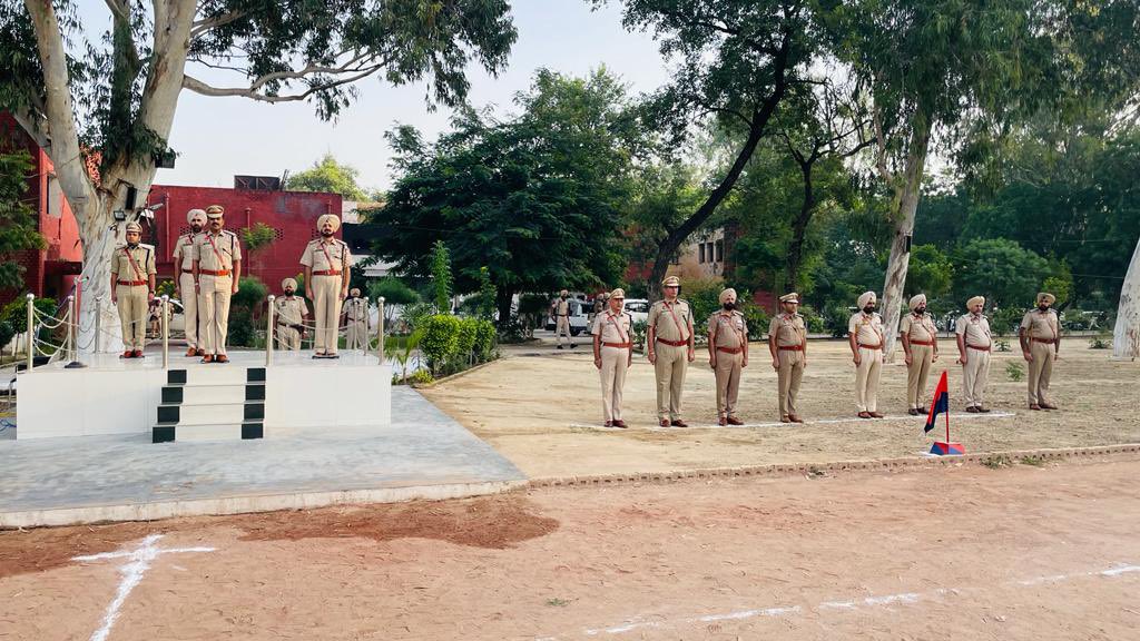 MogaPolice's tweet photo. ਮੋਗਾ ਪੁਲਿਸ ਦੁਆਰਾ ਅੱਜ ਦਿਨ ਸੋਮਵਾਰ ਨੂੰ ਜਨਰਲ ਪਰੇਡ ਰੱਖੀ ਗਈ ਅਤੇ ਪੁਲਿਸ ਕਰਮਚਾਰੀਆਂ ਨੂੰ ਸਿਹਤਮੰਦ ਰਹਿਣ ਦੀ ਪ੍ਰੇਰਨਾ ਦਿੱਤੀ ਗਈ।

General parade held today by Moga police and police personnel were encouraged to stay healthy.

@dhruman39 
@punjabpoliceind https://t.co/ufRxQZvW4X